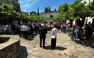 Cristau i Farrés dirigint-se als assistents | Pau Duran